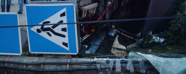 Опрокинутый знак пешеходного перехода. Архивное фото - Sputnik Тоҷикистон