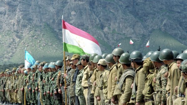 Миротворческие силы стран СНГ и таджикской армии, архивное фото - Sputnik Таджикистан