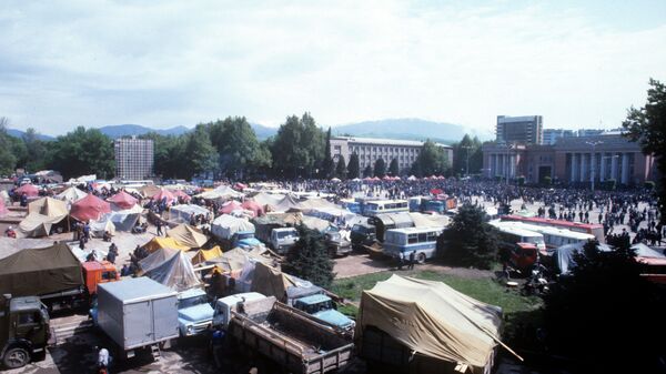 Митинг на площади Озоди в 1992 году. Архивное фото. - Sputnik Таджикистан