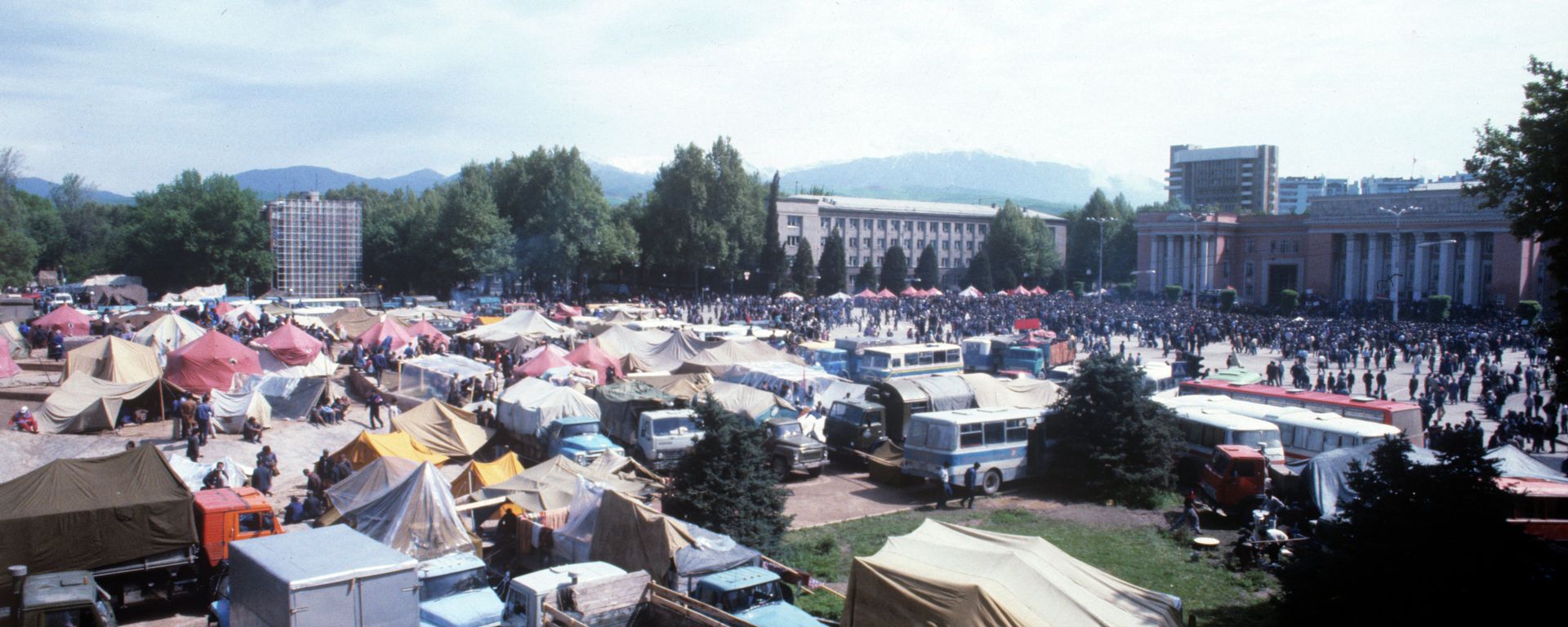 Митинг на площади Озоди в 1992 году. Архивное фото. - Sputnik Таджикистан, 1920, 14.02.2024