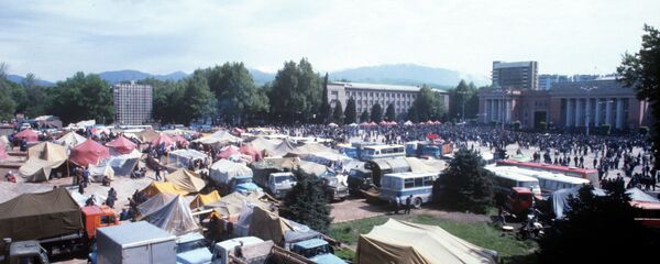 Митинг на площади Озоди в 1992 году. Архивное фото. - Sputnik Таджикистан