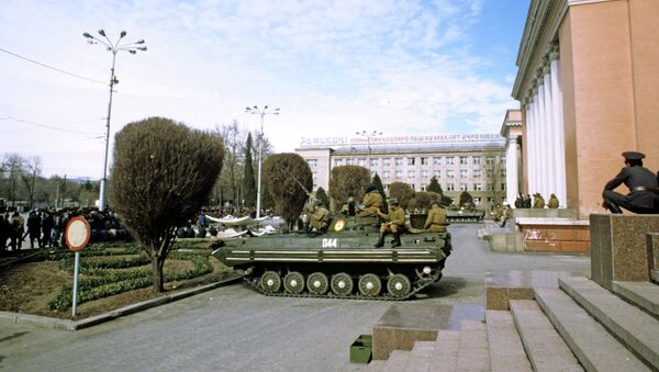 Танки у здания ЦК Компартии республики - Sputnik Таджикистан
