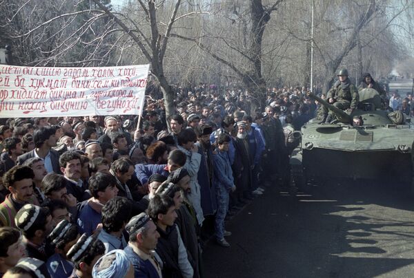 Февральские беспорядки в Душанбе 1990 года: предвестник гражданской войны Февральские беспорядки в Душанбе 1990 года: предвестник гражданской войны - Sputnik Таджикистан