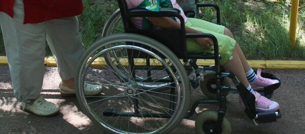 Ребенок на инвалидной коляске. Архивное фото - Sputnik Тоҷикистон