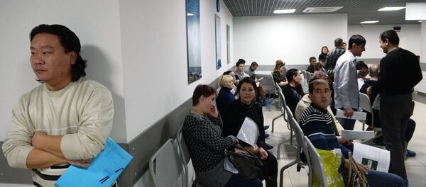 Выдача первых патентов в Едином миграционном центре Московской области. Архивное фото Выдача первых патентов в Едином миграционном центре Московской области. Архивное фото - Sputnik Таджикистан