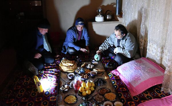 Хуроки шом дар хонаводаи тоҷик. Акс аз бойгонӣ - Sputnik Тоҷикистон