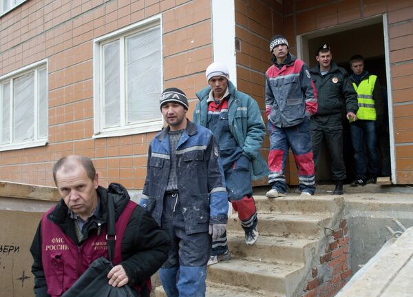 Рабочие, задержанные в ходе рейда ФМС. Архивное фото - Sputnik Таджикистан
