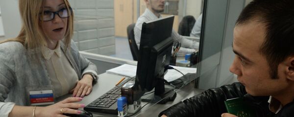 Выдача патентов в Едином миграционном центре Московской области. Архивное фото - Sputnik Тоҷикистон