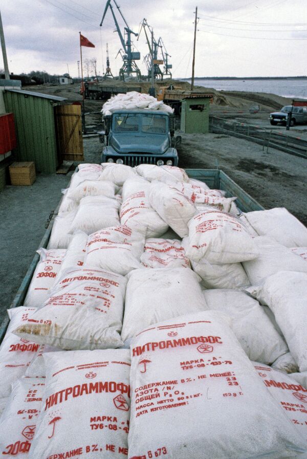 Машины с мешками минерального удобрения. Архивное фото - Sputnik Таджикистан