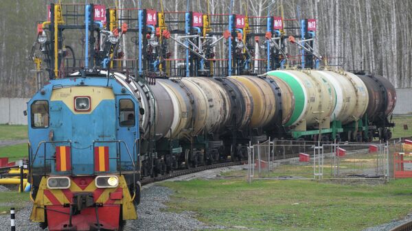 Поезд на железнодорожном терминале доставки бензина. Архивное фото - Sputnik Таджикистан