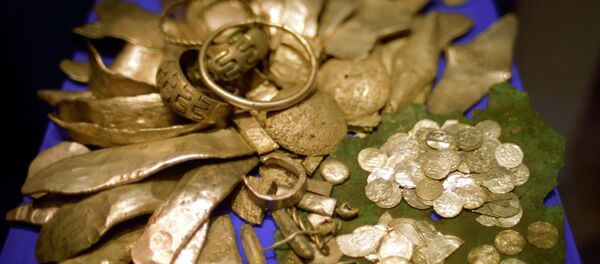 Клад ХII века с золотыми изделиями, монетами. Архивное фото - Sputnik Таджикистан