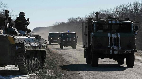 Украинские военные на трассе между Дебальцево - Артемовск 18 февраля 2015 года - Sputnik Таджикистан