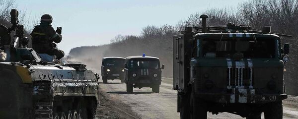 Украинские военные на трассе между Дебальцево - Артемовск 18 февраля 2015 года - Sputnik Таджикистан