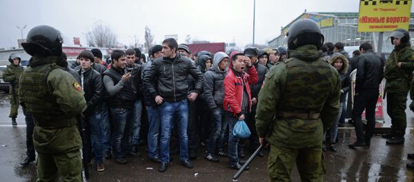 Полиция проверяет московский рынок Садовод. Архивное фото Полиция проверяет московский рынок Садовод. Архивное фото - Sputnik Тоҷикистон
