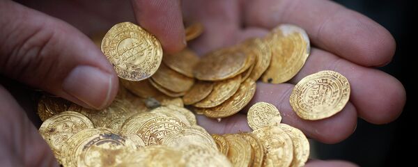 Израильские дайверы нашли самый большой в стране клад золотых монет Израильские дайверы нашли самый большой в стране клад золотых монет - Sputnik Тоҷикистон