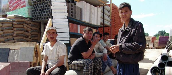 Мигранты на строительном рынке, архивное фото - Sputnik Таджикистан