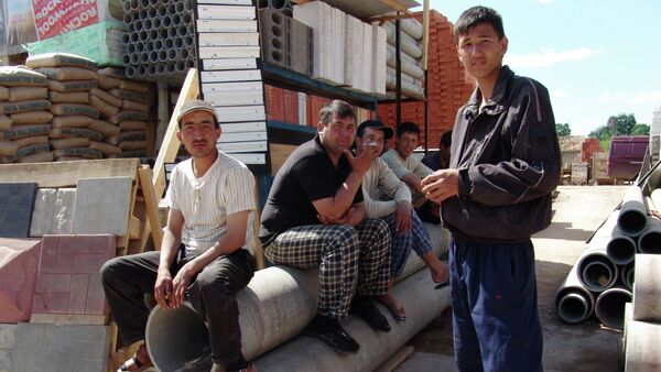 Мигранты на строительном рынке, архивное фото - Sputnik Таджикистан