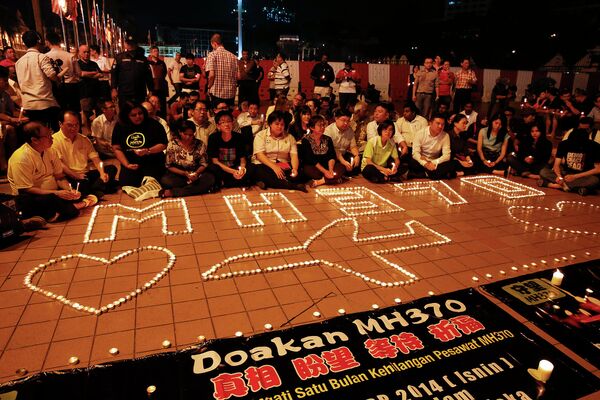 Свечи в память о пассажирах пропавшего рейса MH370. Архивное фото - Sputnik Таджикистан