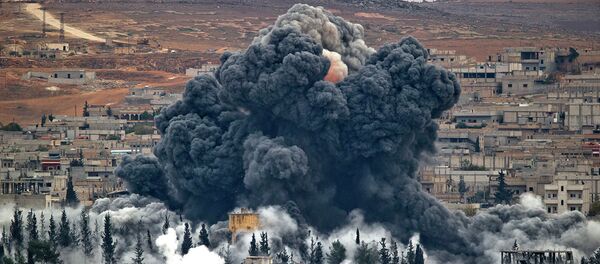 Последствия авиаудара сил коалиции США в сирийском городе Кобани на сирийско-турецкой границе. Архивное фото - Sputnik Тоҷикистон
