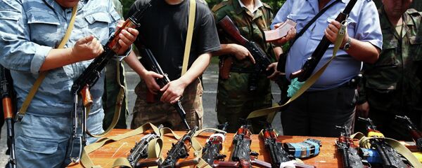 Изъятое в ходе рейдов сотрудниками правоохранительных органов оружие. Кыргызстан, Ош. Архивное фото Изъятое в ходе рейдов сотрудниками правоохранительных органов оружие. Кыргызстан, Ош. Архивное фото - Sputnik Таджикистан