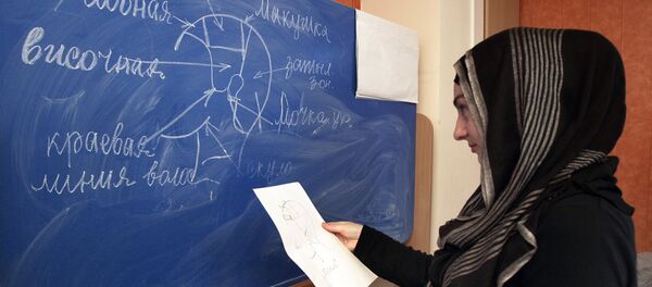 Пӯшидани ҳиҷоб дар муассисаи таълимӣ. Акс аз бойгонӣ - Sputnik Тоҷикистон