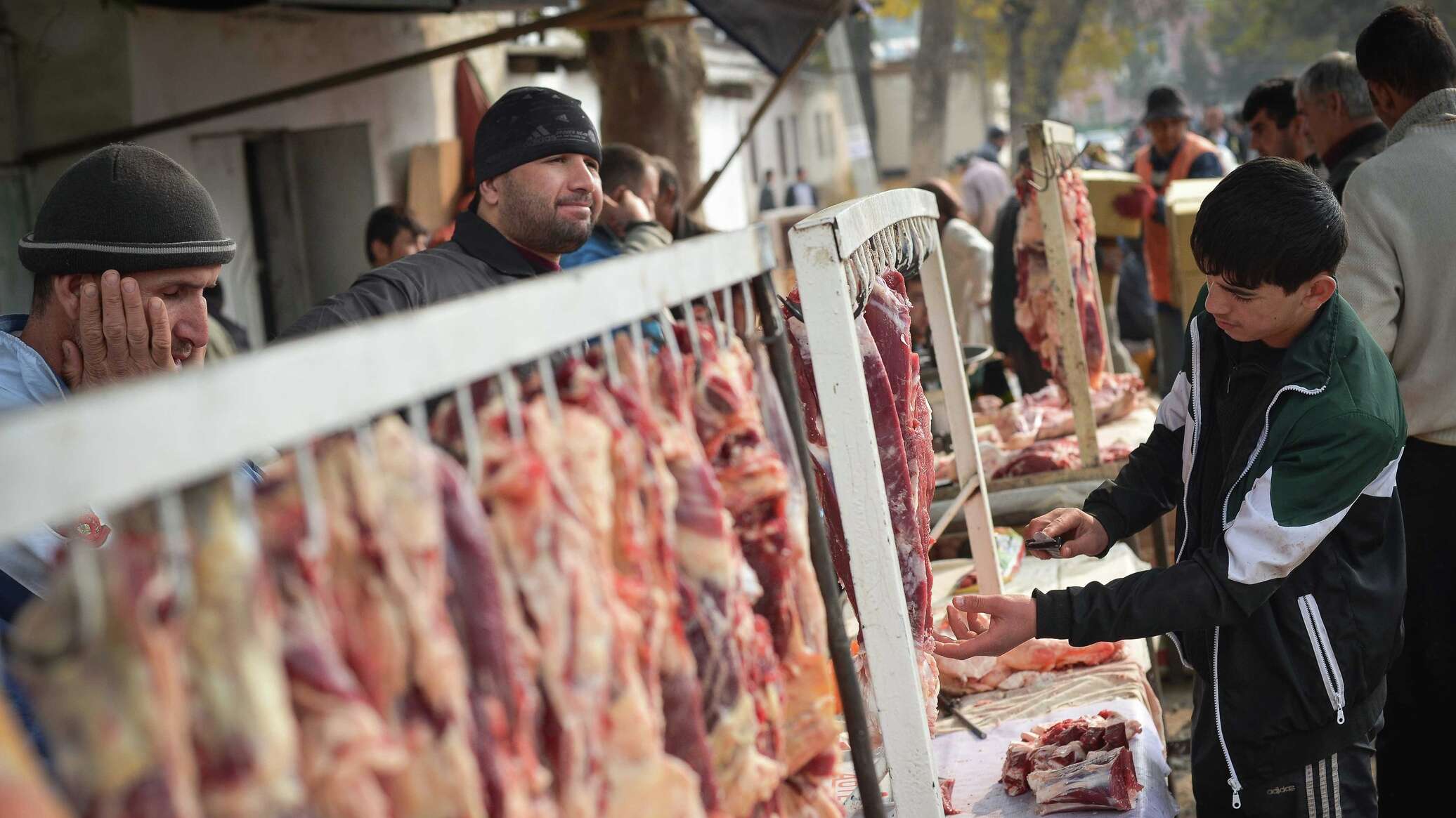 Цена таджикский. Таджикистан рынок. Мясо на рынке Таджикистан. Продовольственный рынок Душанбе. Душанбе рынок.