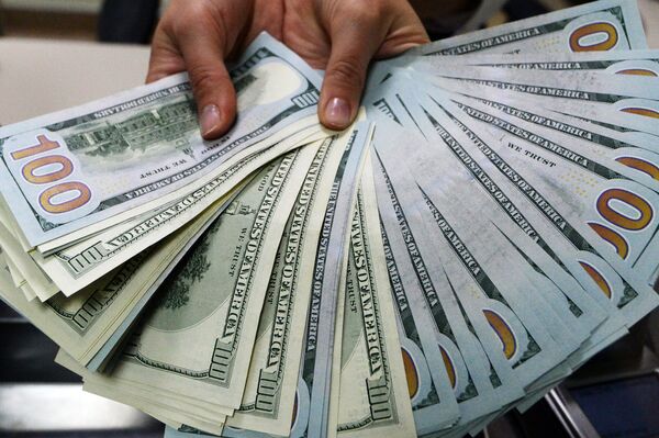 Доллары США в руках кассира. Архивное фото - Sputnik Таджикистан