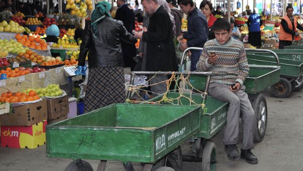 Арбакеш (извозчик тележек на базаре) в ожидании клиента. Архивное фото - Sputnik Таджикистан