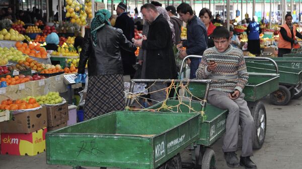 Арбакеш (извозчик тележек на базаре) в ожидании клиента. Архивное фото - Sputnik Таджикистан