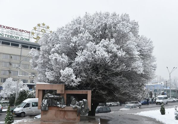 Снегопад в Душанбе 24 февраля 2015 года - Sputnik Таджикистан