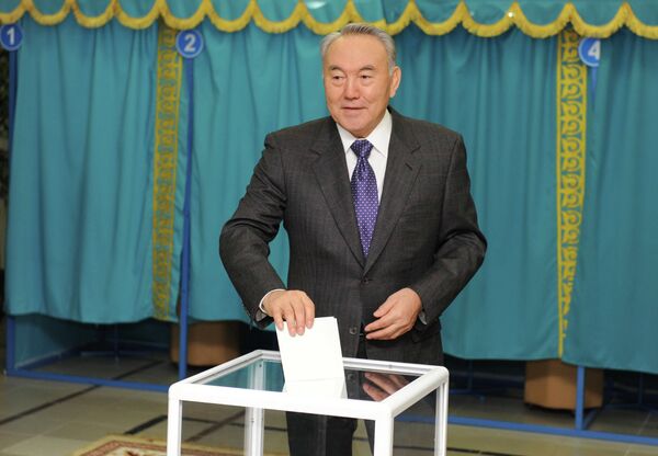 Президент Казахстана Нурсултан Назарбаев голосует на одном из избирательных участков. Архивное фото - Sputnik Таджикистан