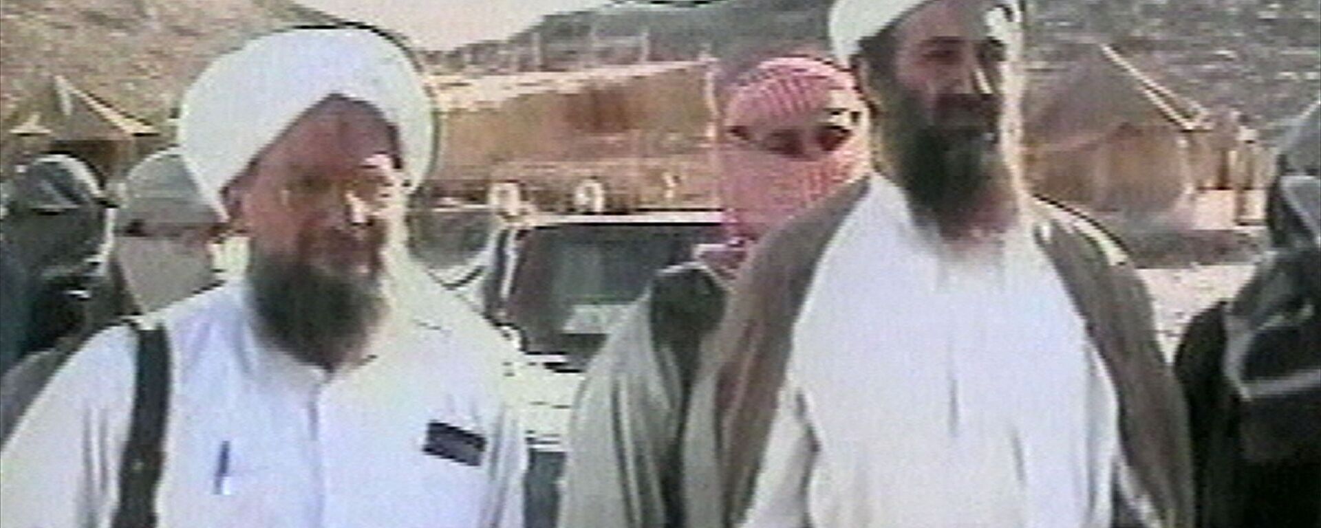 В кадре Усама бен Ладен (справа) и египтянин Айман аль-Завахири (слева) - Sputnik Тоҷикистон, 1920, 04.08.2022