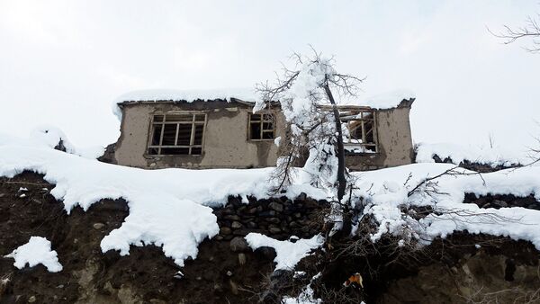 Дом, пострадавший после схода лавины в провинции Панджшер. 25 февраля 2015 года - Sputnik Таджикистан