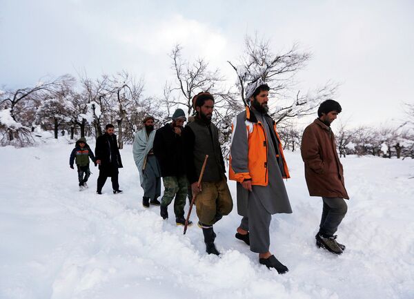 Родственники пропавших людей в результате схода лавины в Панджшере возвращаются после поисковой операции 25 февраля 2015 года - Sputnik Таджикистан