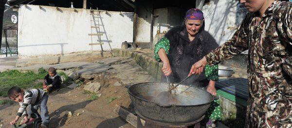 Суманакпазии занҳо дар баҳор. Акс аз бойгонӣ - Sputnik Тоҷикистон