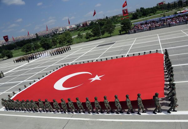 Военные несут турецкий флаг во время церемонии в День Победы в Анкаре. Архивное фото - Sputnik Таджикистан