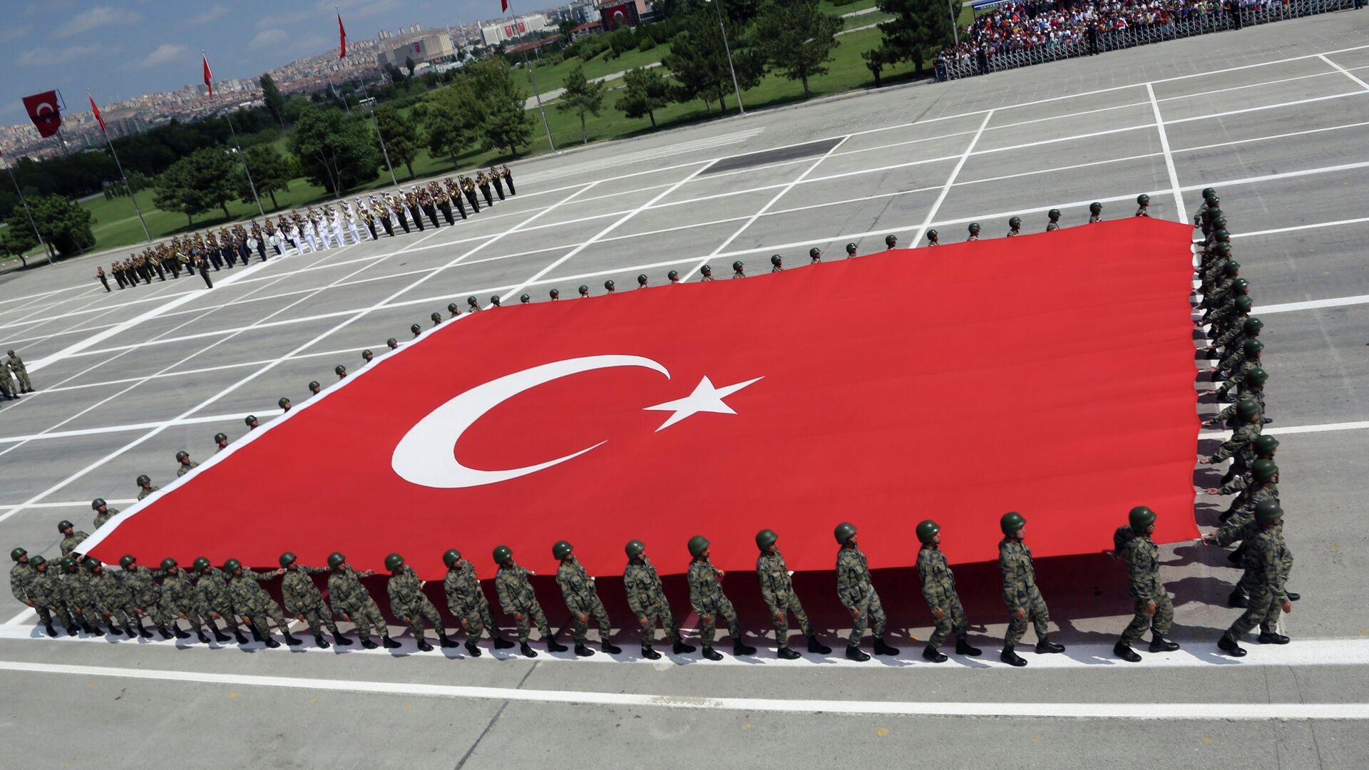 Военные несут турецкий флаг во время церемонии в День Победы в Анкаре. Архивное фото - Sputnik Таджикистан, 1920, 18.05.2022