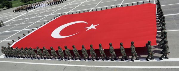 Военные несут турецкий флаг во время церемонии в День Победы в Анкаре. Архивное фото Военные несут турецкий флаг во время церемонии в День Победы в Анкаре. Архивное фото - Sputnik Таджикистан