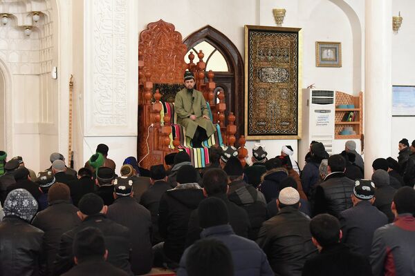 На пятничной молитве в Центральной мечети Душанбе 27 февраля 2015 года - Sputnik Таджикистан