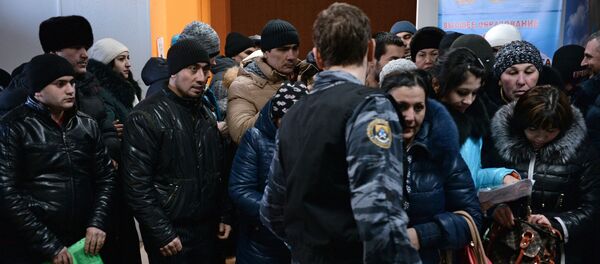 Муҳоҷирон дар маркази воҳиди муҳоҷират. Акс аз бойгонӣ - Sputnik Тоҷикистон