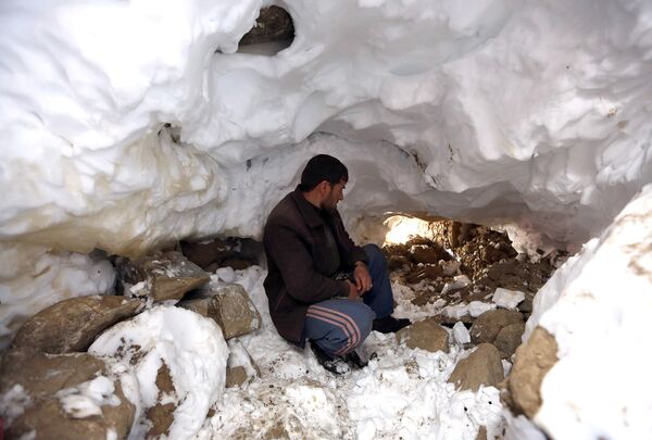 Выживший после схода лавины житель Панджшера на руинах своего дома. 1 марта 2015 года - Sputnik Таджикистан