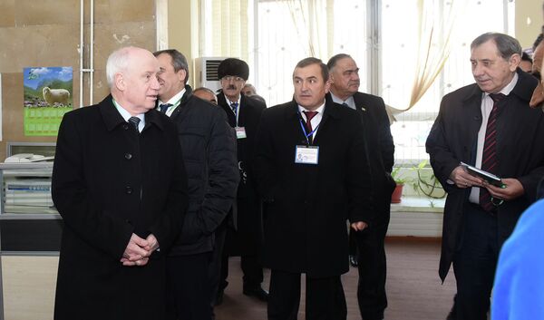 Глава Миссии наблюдателей от СНГ, председатель Исполкома СНГ Сергей Лебедев (первый слева) на одном из избирательных участков в Душанбе первого марта. - Sputnik Таджикистан