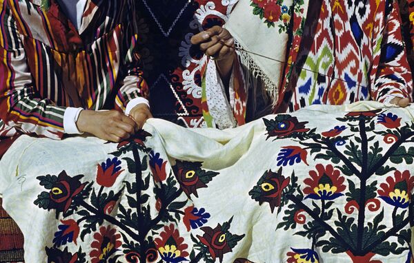 Вышивание сюзани - настенного панно в Таджикистане. Архивное фото - Sputnik Таджикистан