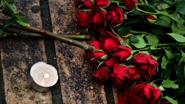 Цветы на месте убийства политика Бориса Немцова - Sputnik Таджикистан
