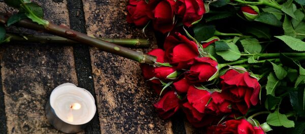 Гулдастаҳо дар маҳалли қатли сиёсатмадор Борис Немтсов - Sputnik Тоҷикистон