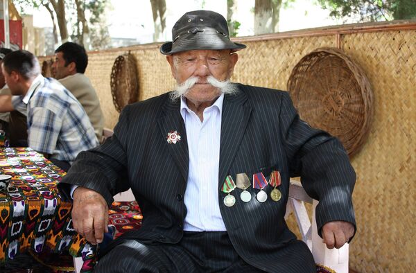 Ветеран Великой Отечественной войны в Бухаре. Архивное фото - Sputnik Таджикистан