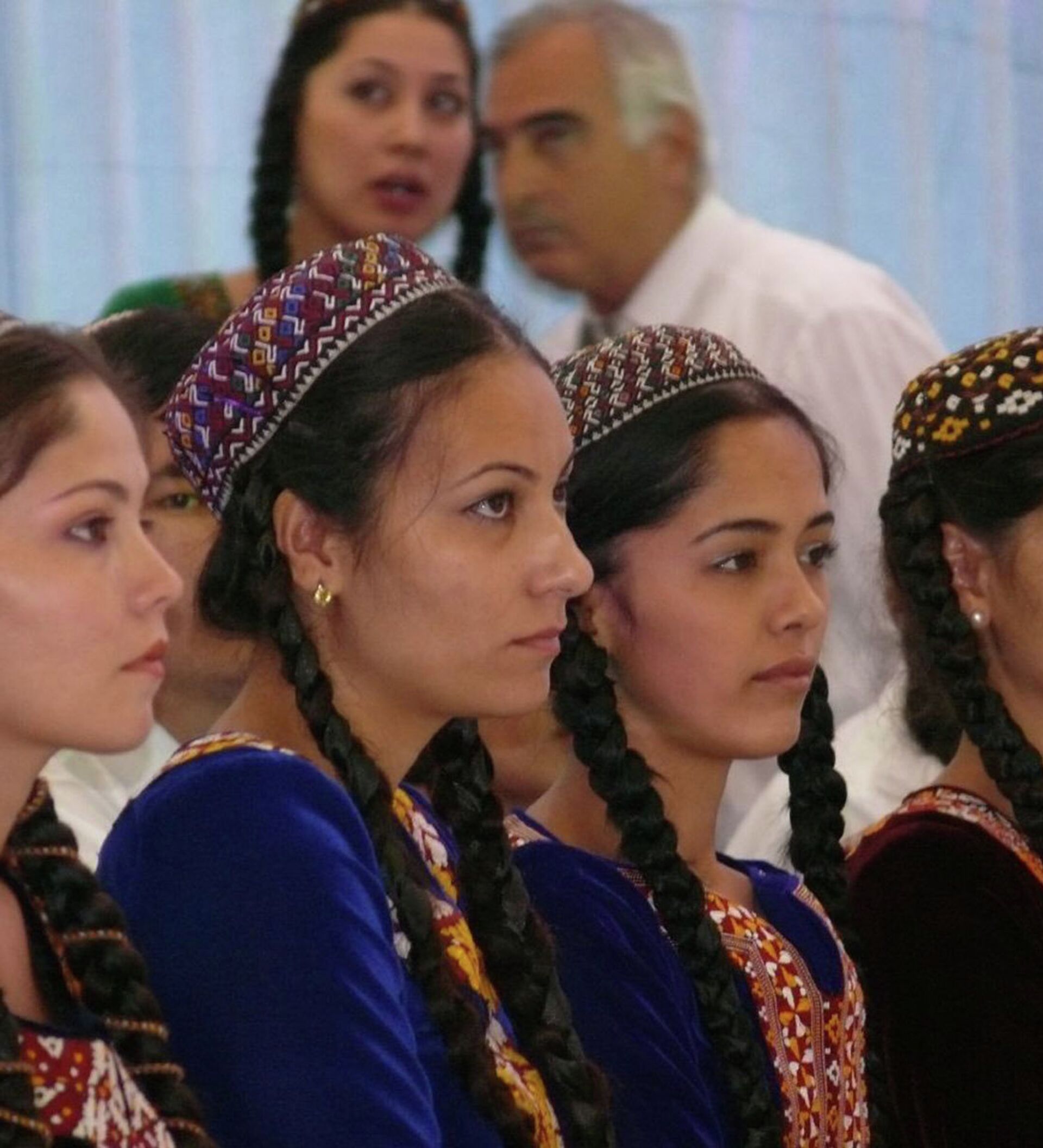 Туркмены и узбеки. Туркменистан Туркмен туркменка. Туркменские девушки. Самые красивые девушки Туркменистана. Туркмен в тюбетейке.