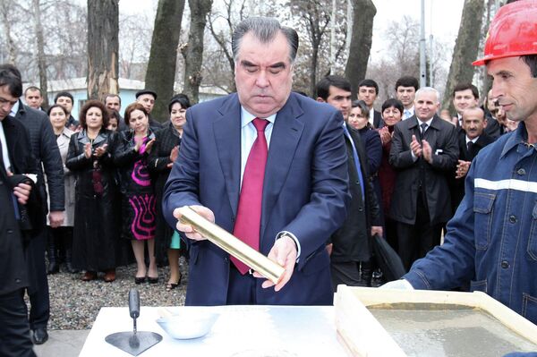 Эмомали Рахмон во время церемонии закладки капсулы будущего здания Министерства здравоохранения РТ - Sputnik Таджикистан