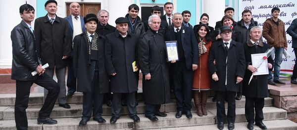 Хабарнигорон дар назди театри ба номи Лоҳутӣ пас аз маросими эътои ҷойизаҳо бахшида ба Рӯзи матбуоти тоҷик - Sputnik Тоҷикистон