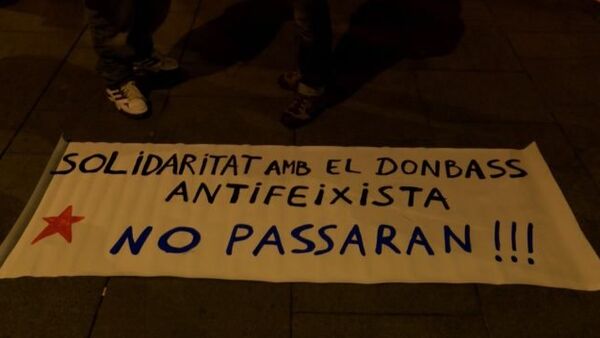Антифашисты в Барселоне вышли на митинг с плакатами в поддержку Донбасса - Sputnik Таджикистан